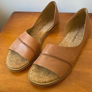 Leather flats with open toe and arch